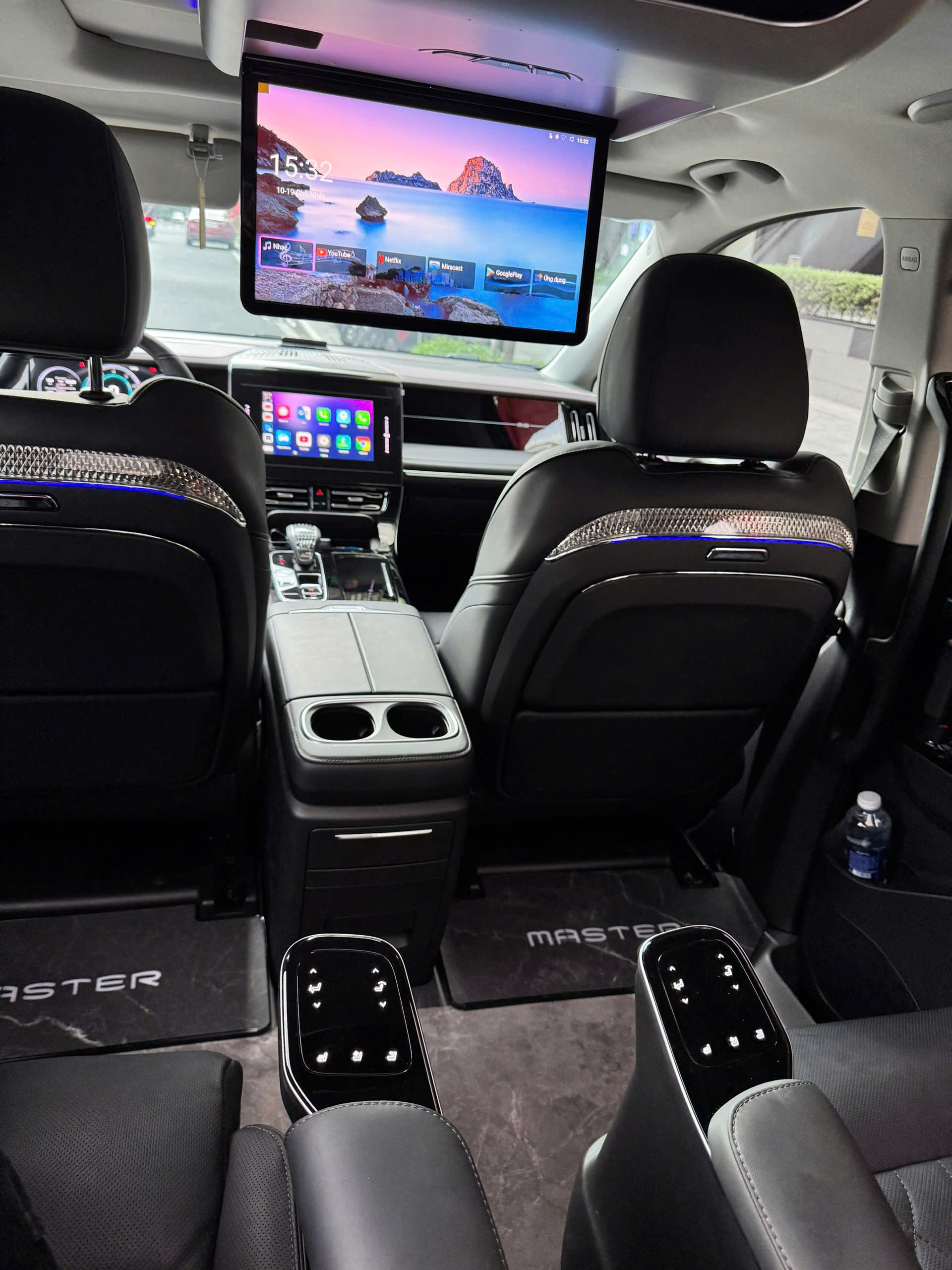 thue-xe-vip-co-lai-ha-noi-luan-phat-luxury.webp
