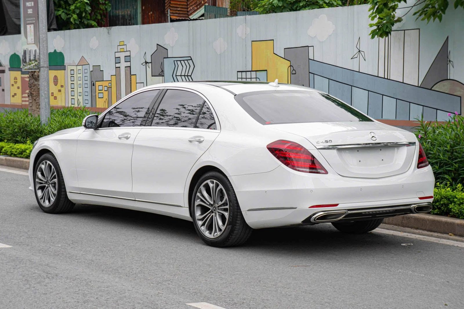mercedes-benz-s450-thue-xe-co-lai-ha-noi-luan-phat-luxury.jpg